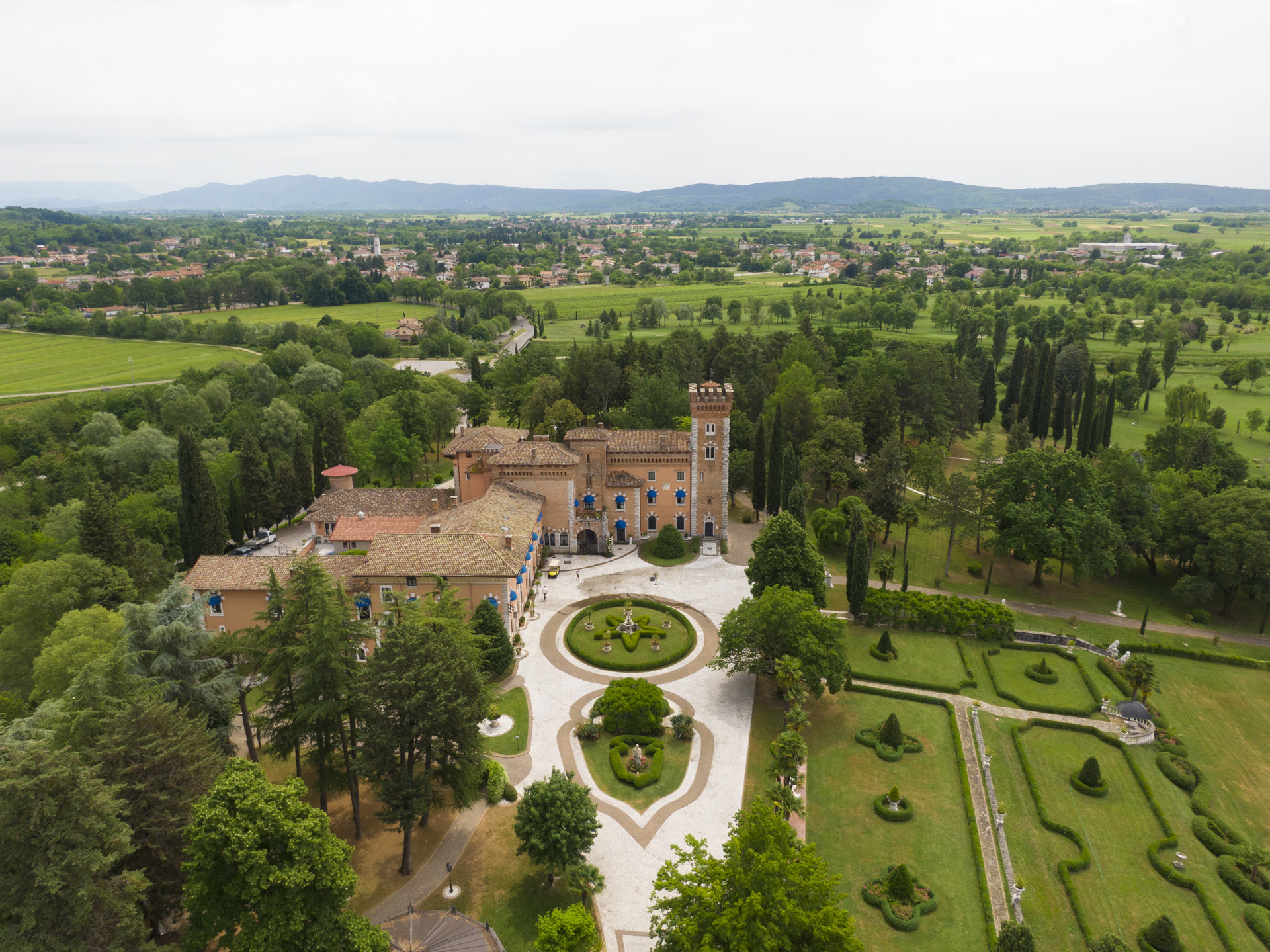 https://www.cineturismofvg.com/wp-content/uploads/2023/05/immagine-principale-Castello-di-Spessa-Golf-Wine-Resort-SPA.jpg